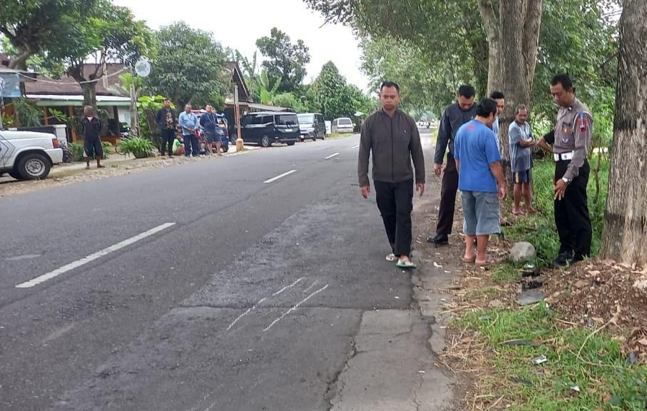 Polisi menggelar olah TKP di lokasi kecelakaan di Jalan Solo-Tawangmangu Desa Bangsri, Karangpandan. (Rudi Hartono/Radar Solo)