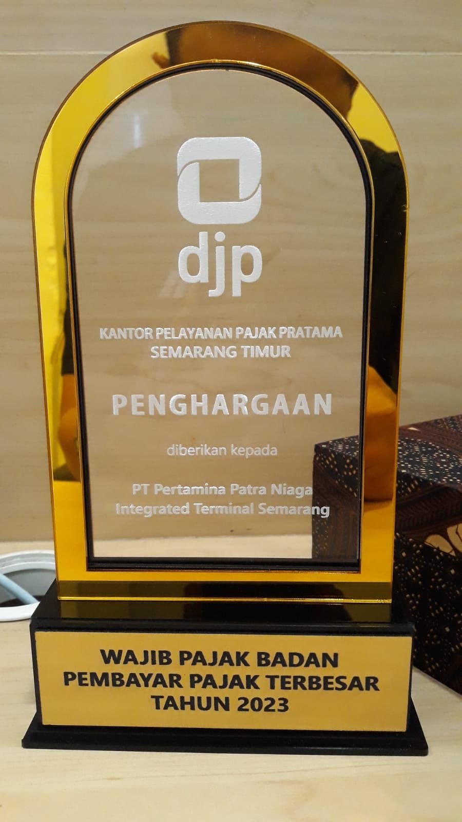Trofi penghargaan dari  Direktorat Jenderal Pajak Jawa Tengah.