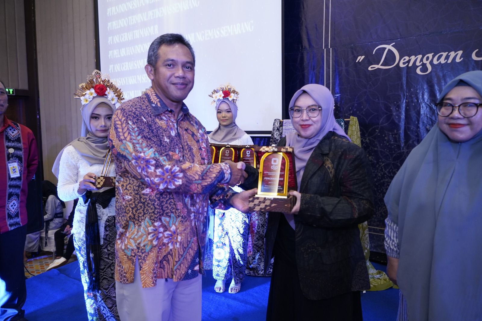 Kepala Kanwil DJP Jawa Tengah I Max Darmawan serahkan trofi kepada perwakilan Pertamina Patra Niaga Finance JBT pada acara Tax Gathering di Ballroom Hotel Harris Semarang, Rabu (6/3/2024).