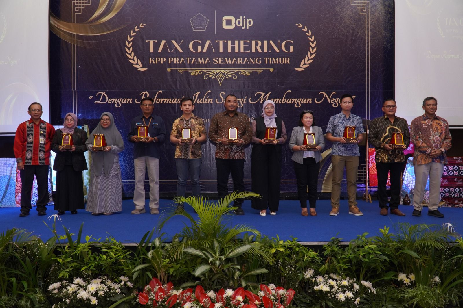 Perwakilan perusahaan yang mendapatkan apresiasi dari Direktorat Jenderal Pajak Jawa Tengah dalam acara Tax Gathering.