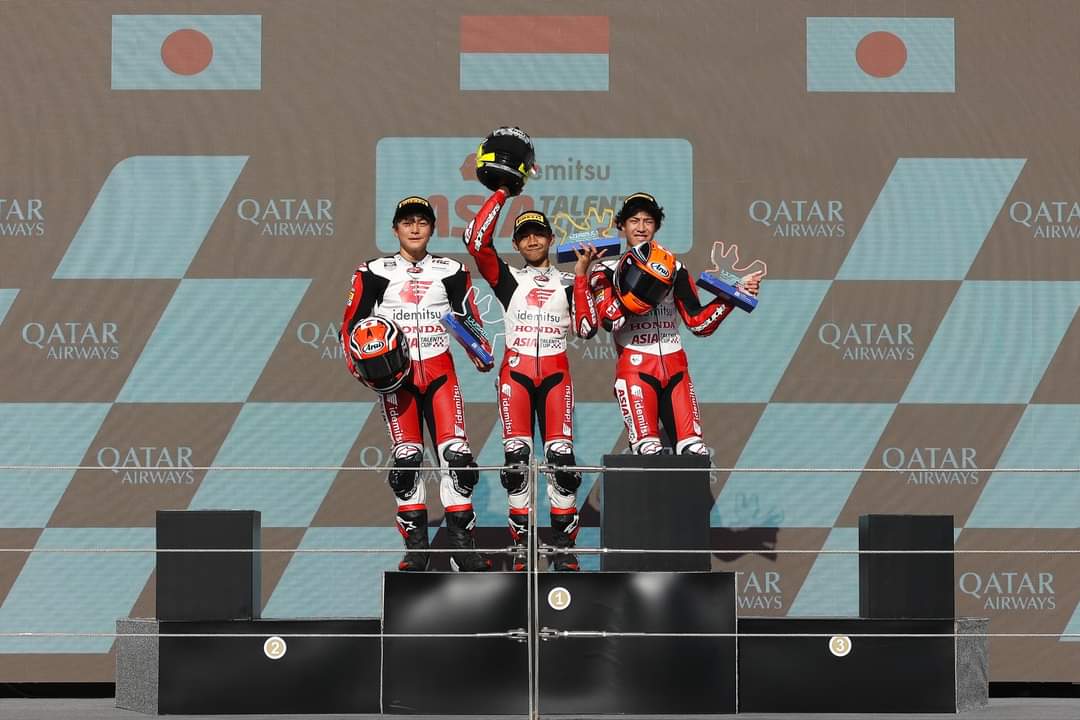 Pebalap Astra Honda Kiandra Ramadhipa (Tengah) meraih podium pertama pada race kedua di ajang&nbsp;Idemitsu Asia Talent Cup (IATC) 2024 seri pertama yang berlangsung Lusail International Circuit. Qatar.
