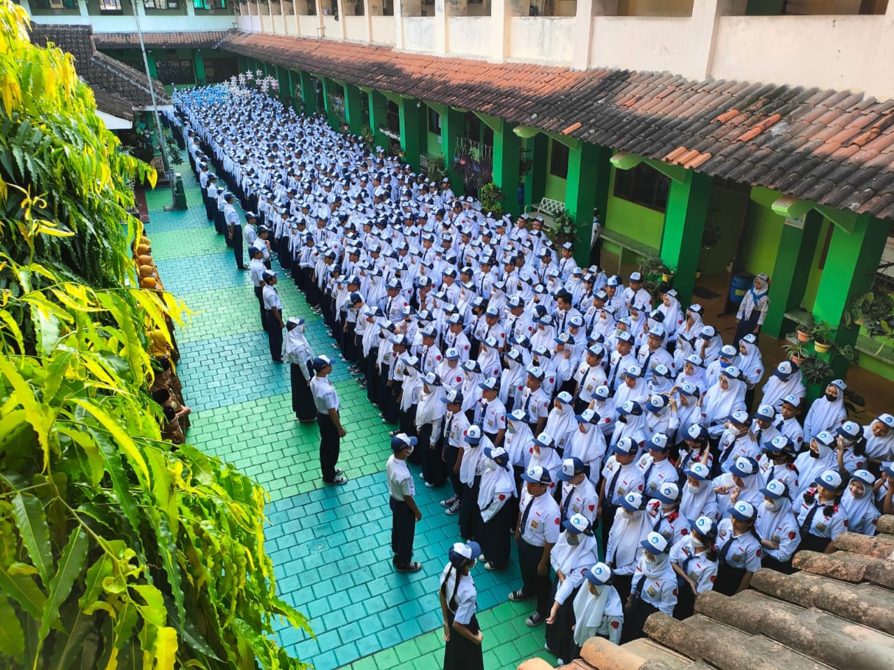 Ilustrasi murid SMPN 1 Kartasura mengikuti upacara bendera.