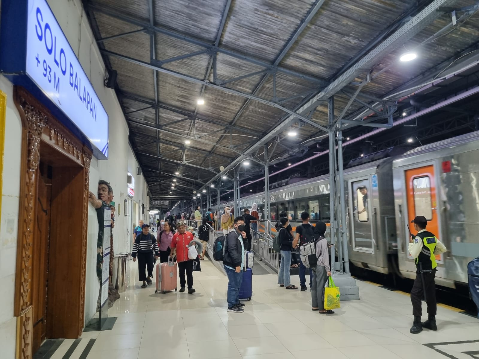 Ilustrasi aktivitas penumpang di Stasiun Solo Balapan.