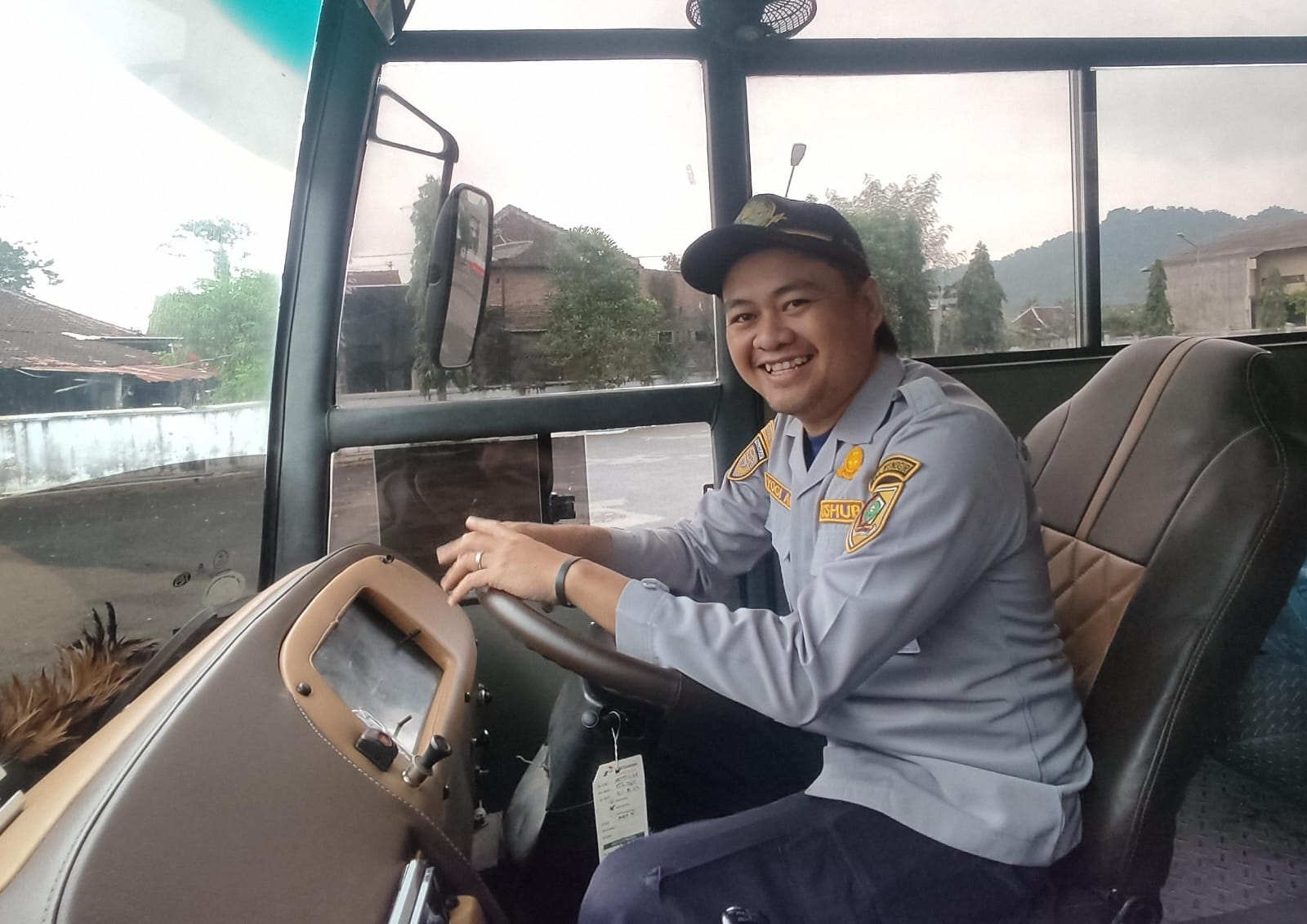 Yogi Adi Karniawan, sopir bus sekolah Dishub Wonogiri yang jadi buah bibir netizen.