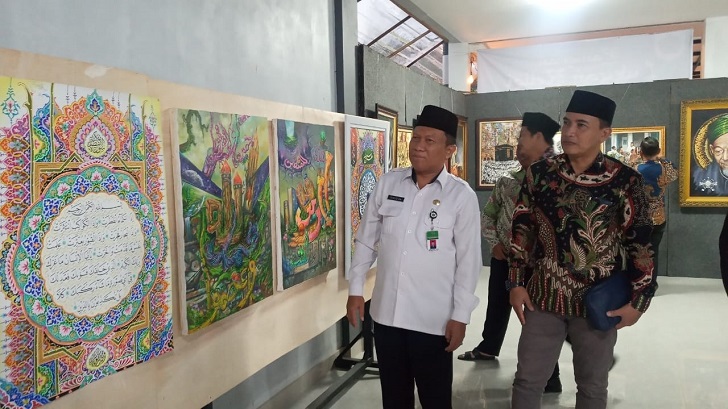 Kepala Kantor Kemenag Boyolali Taufiqur Rahman nikmati keindahan puluhan lukisan bertema religi di Galeri Seni Citra Jalan 46, Kecamatan Boyolali Kota, Kamis (14/3/2024).