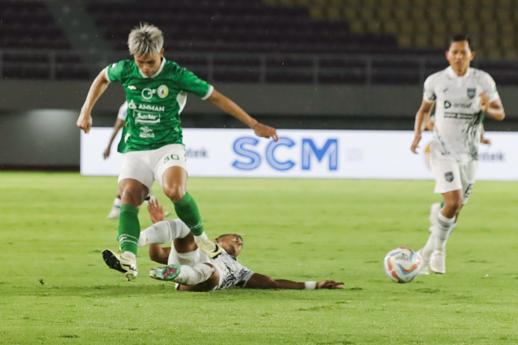 Striker PSS Sleman Hokky Caraka dijegal pemain Borneo FC di Stadion Manahan dalam laga lanjutan Liga 1 (14/3/2024)