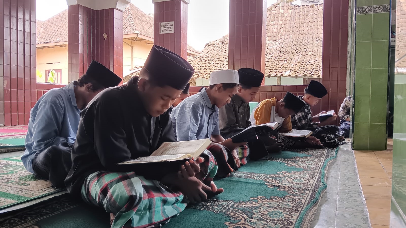 Santri Pondok Pesantren Al Manshur Popongan sedang mengikuti sema&rsquo;an alquran di masjid setempat, Selasa (12/3). (Angga Purenda/Radar Solo)