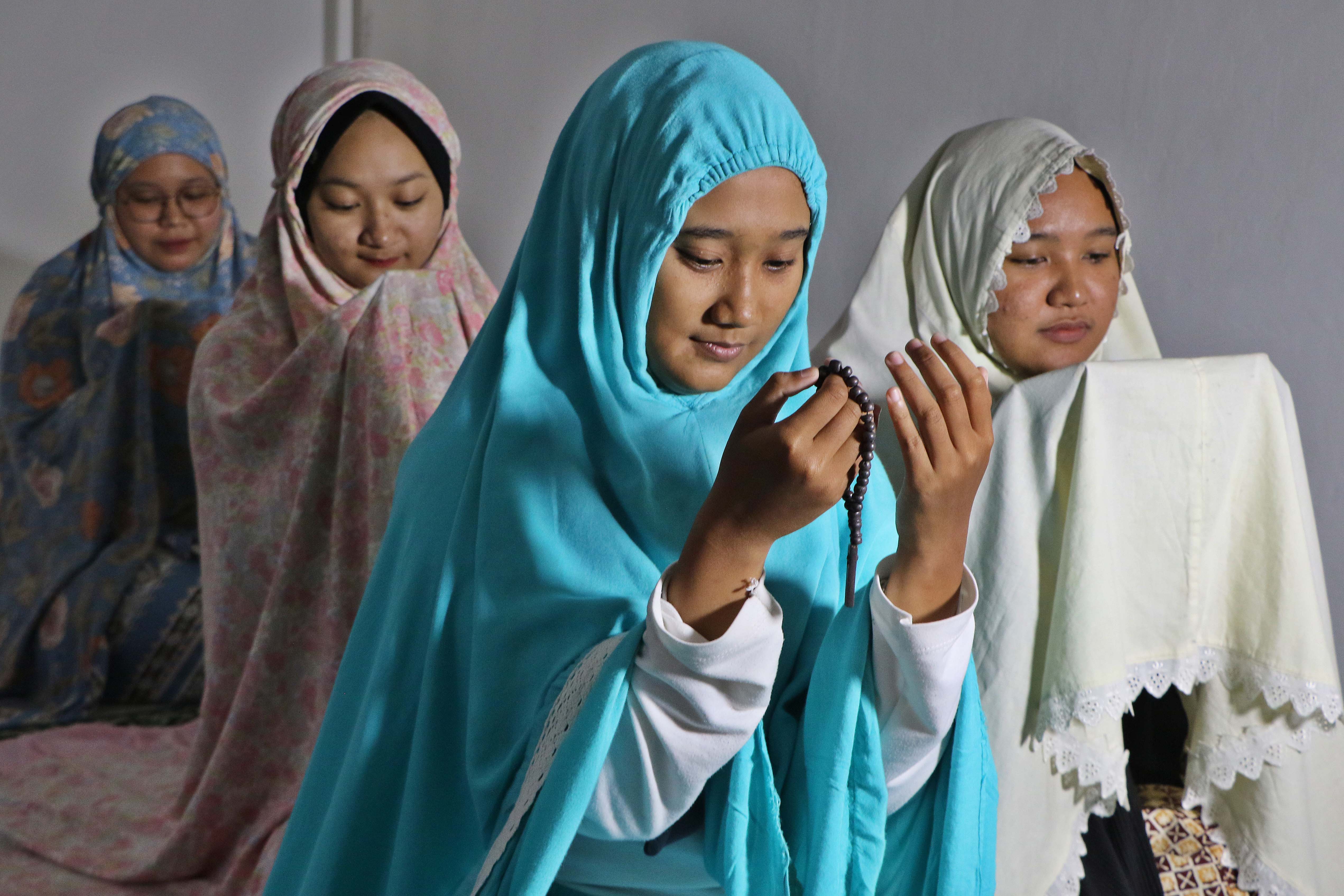 Selain berpuasa, amalan yang utama di bulan Ramadan adalah berzikir. Amalan ini dapat dilakukan kapanpun di berbagai tempat.