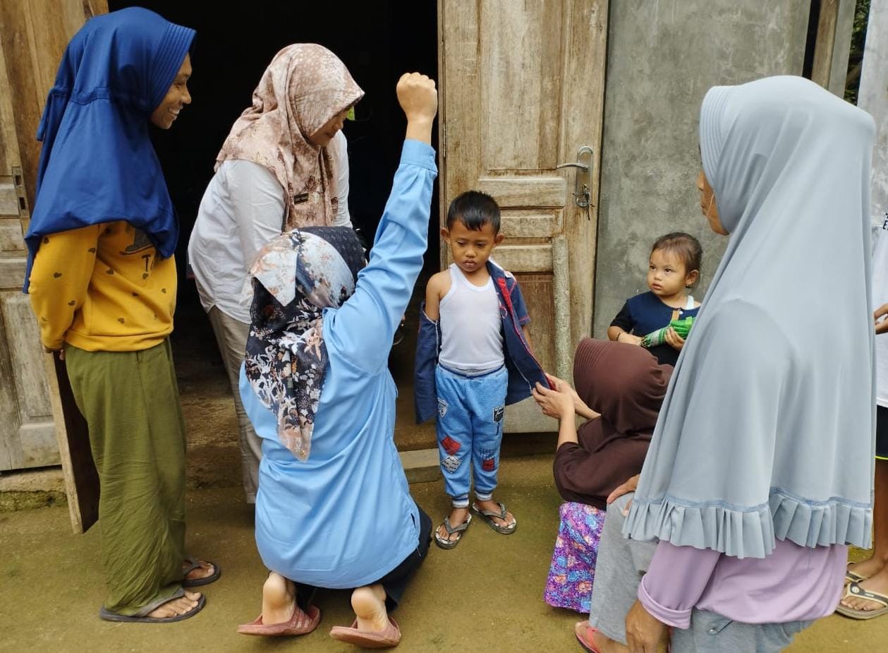 Tim Dinkes Provinsi Jawa Tengah bersama BPBD Karanganyar beri trauma healing ke anak-anak korban longsor di Jenawi. (Rudi Hartono/Radar Solo)