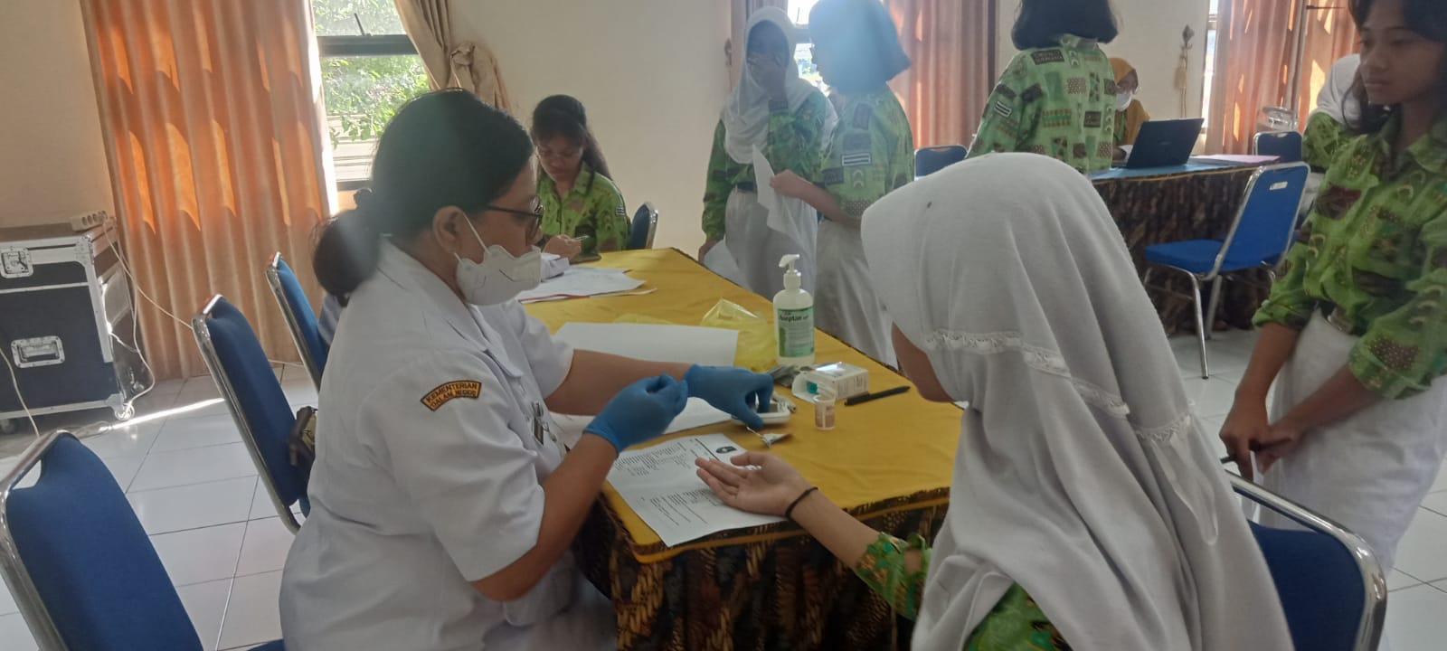 Pemeriksaan kesehatan bagi siswa SMPN 17 Solo, Rabu (6/3).