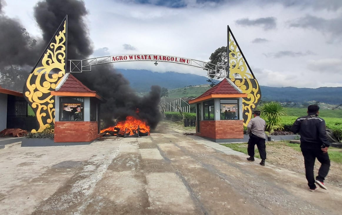 Aksi bakar ban di Jalan Margolawu yang merupakan jalan alternatif penghubung antara jembatan kaca Kemuning ke Paralayang, Jumat (15/3/2024).