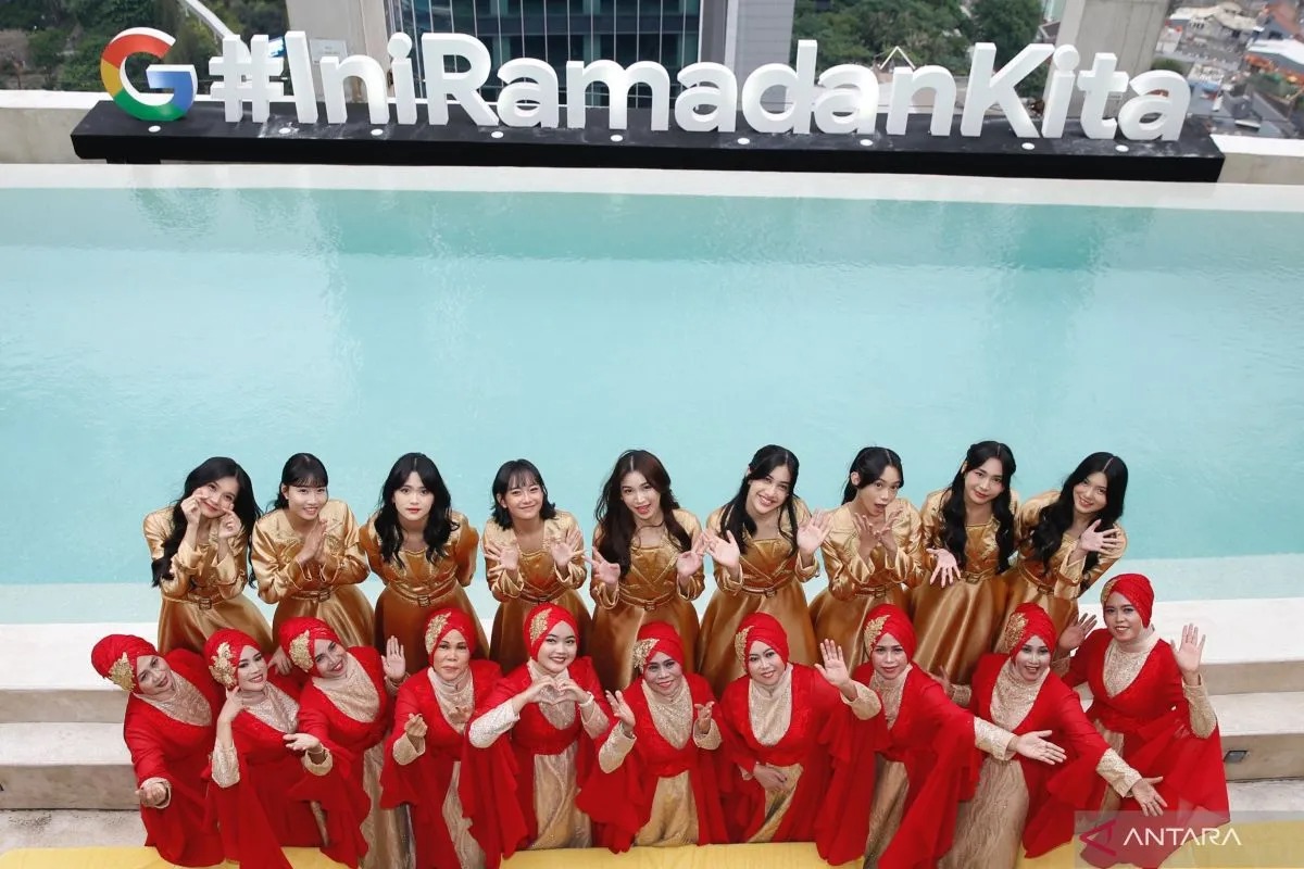 Grup JKT 48 dan Nasida Ria berfoto di depan instalasi tagar #IniRamadanKita dari Google Indonesia, di Jakarta, Kamis (14/3/2024).