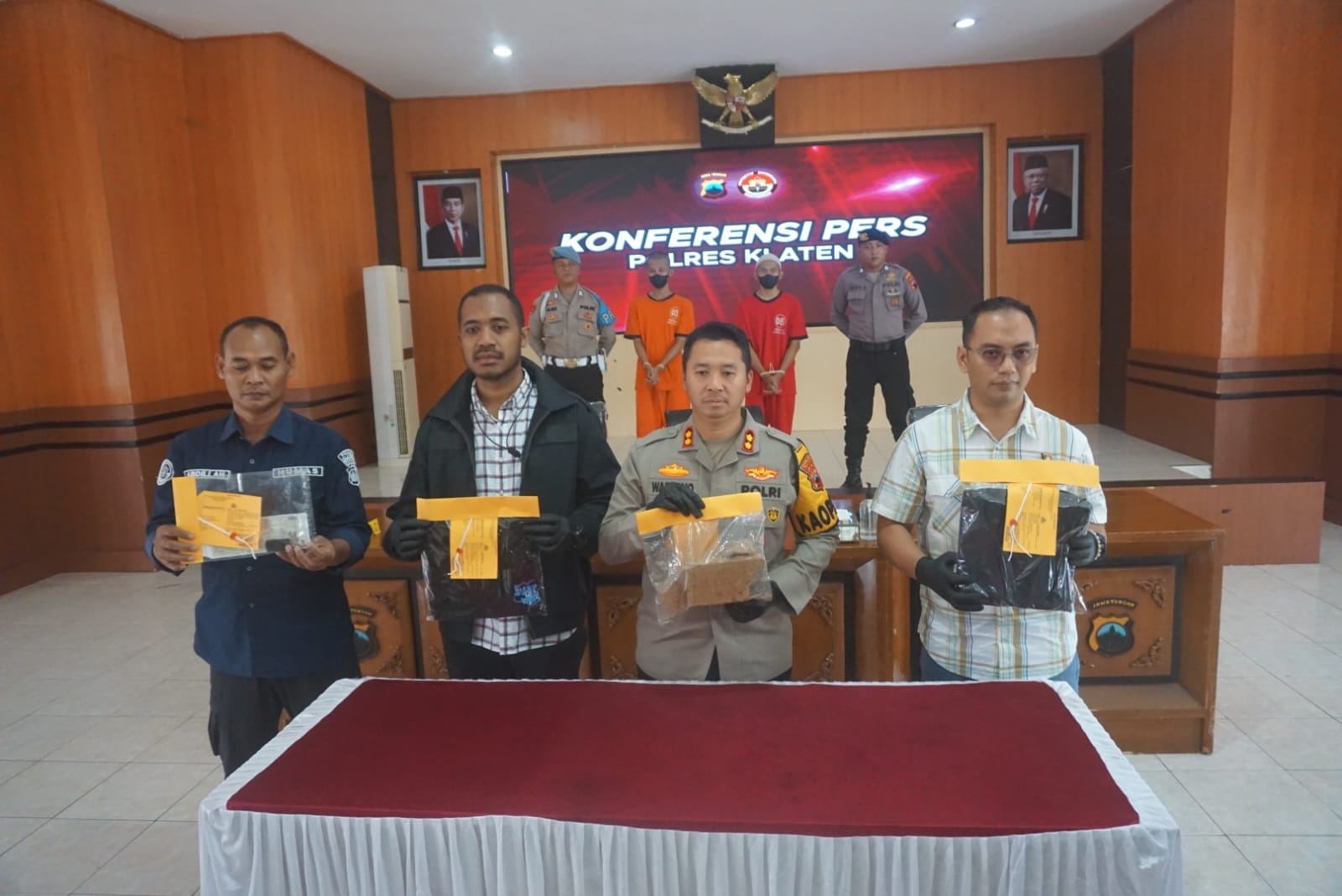 Jajaran Satreskrim Polres Klaten saat melakukan rilis di Aula Satya Haprabu Mapolres Klaten, Jumat (15/3).