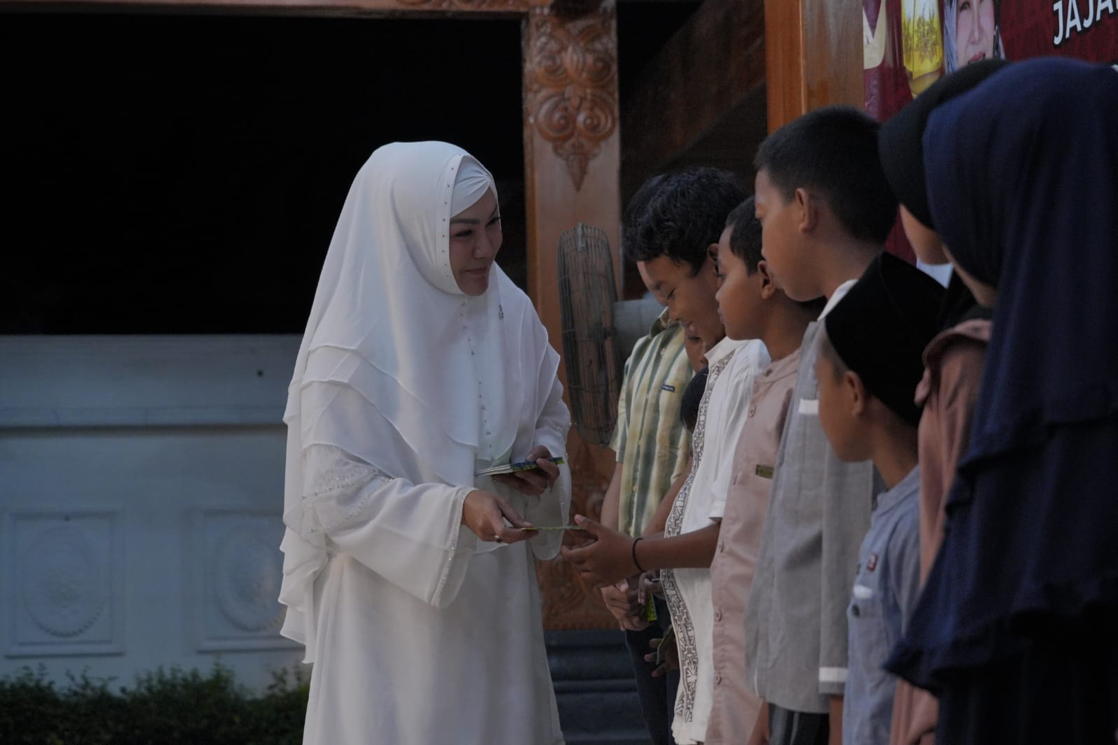 Pelaksanaan salat tarawih keliling perdana dan penyerahan bantuan sosial yang dilaksanakan di Rumah Dinas Bupati Klaten pada Rabu (13/3) malam.