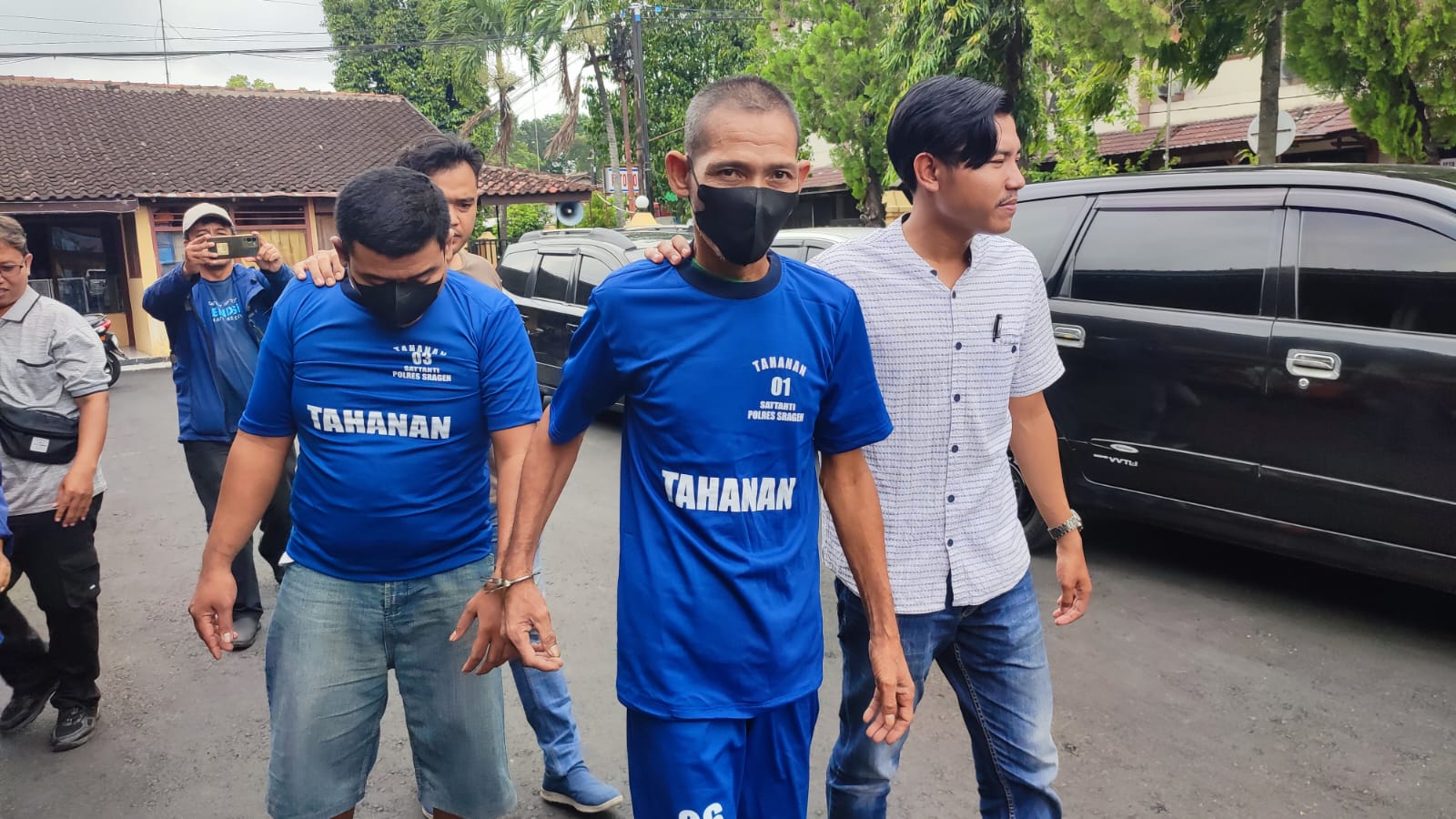 Dua pelaku pencurian dinamo pompa air milik petani di Sragen dikeler ke Polres Sragen. (AHMAD KHAIRUDIN/RADAR SOLO)