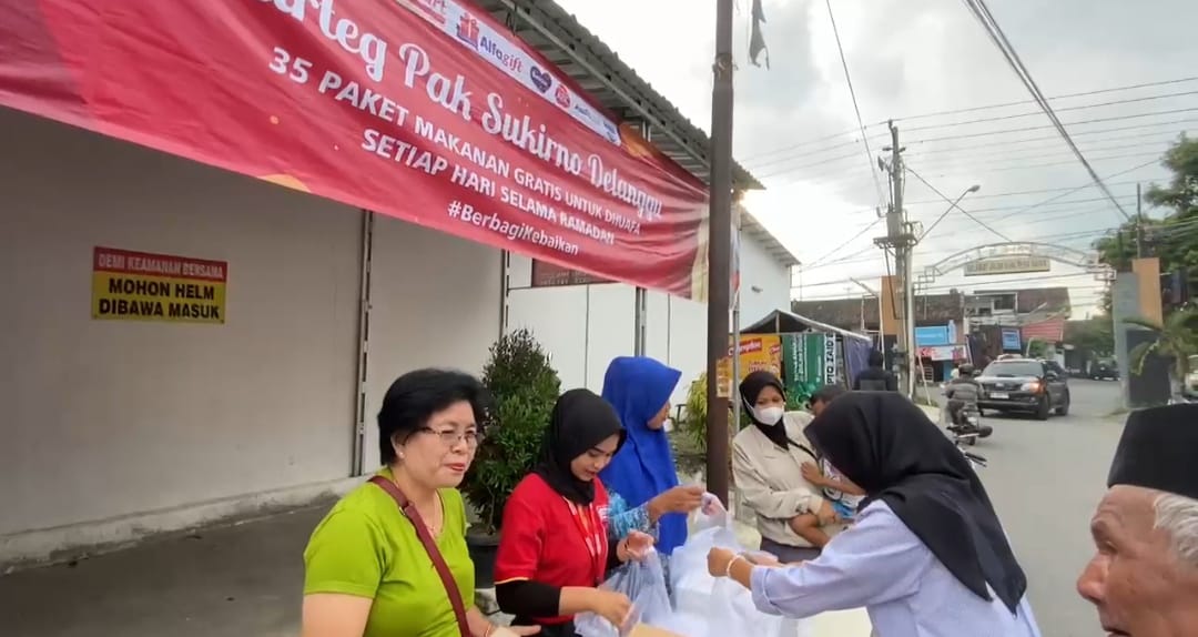 Warteg Gratis Berbagi Kebaikan digelar di warung makan pokwe Mbah Sukir di Delanggu, Kabupaten Klaten.