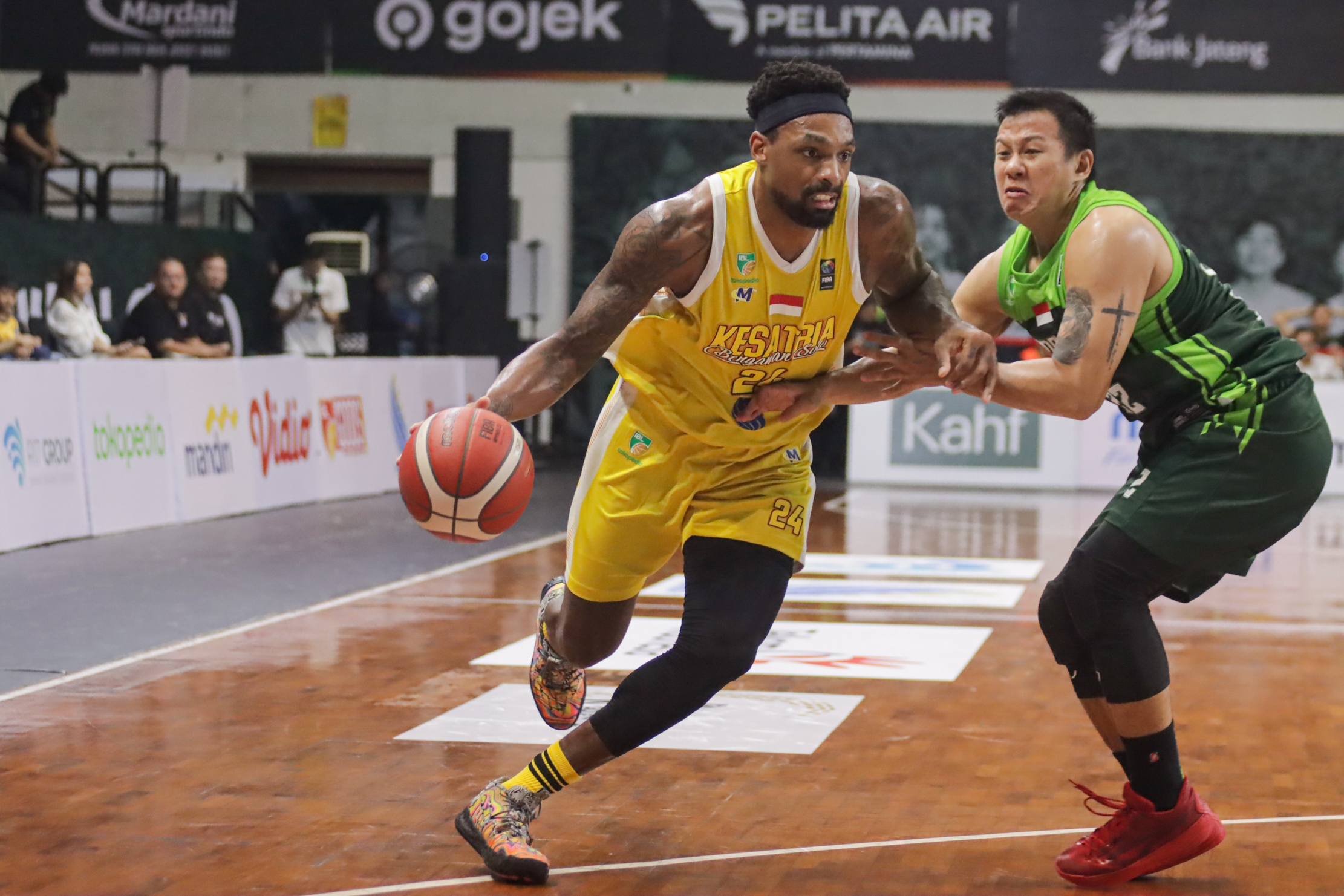 Kesatria Bengawan melawan Borneo Hornbills dalam laga lanjutan IBL 2024, di Sritex Arena.