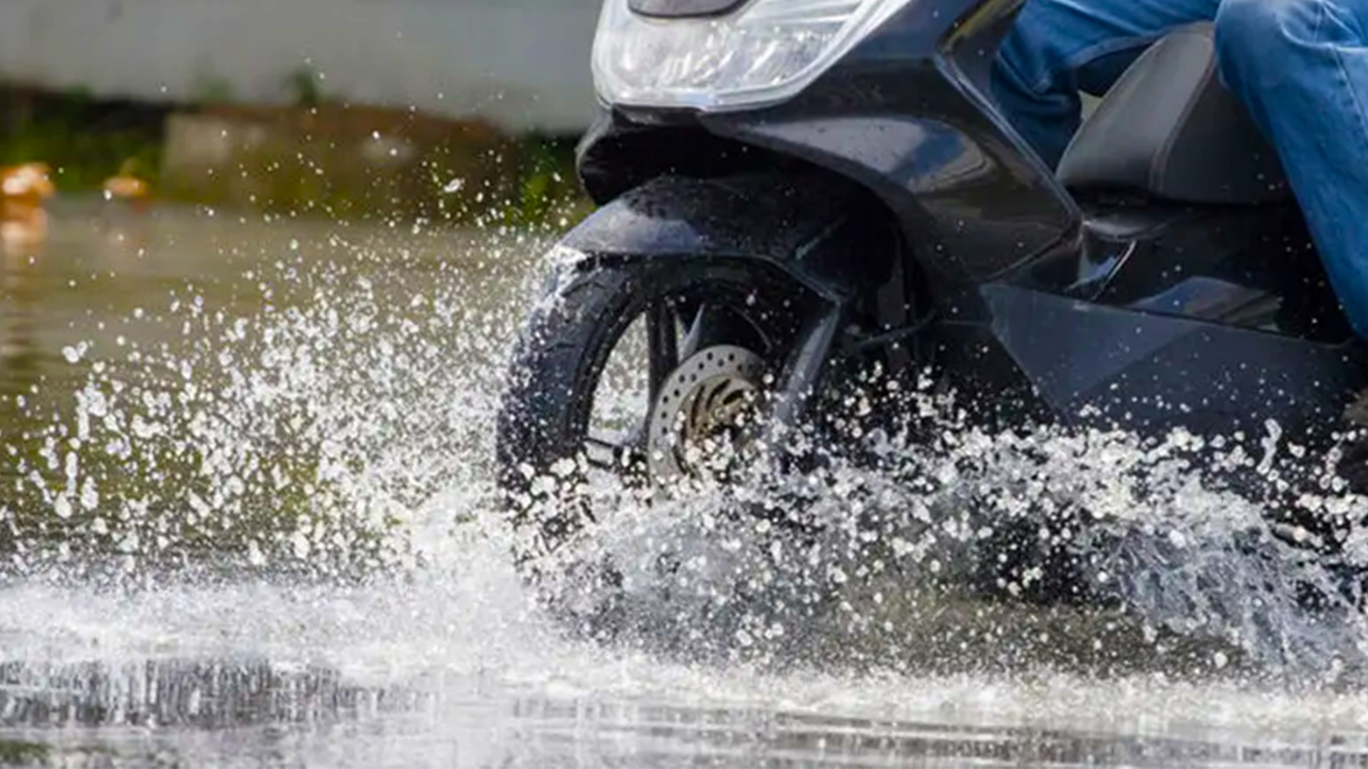 Mengendarai sepeda motor melalui genangan air atau banjir.