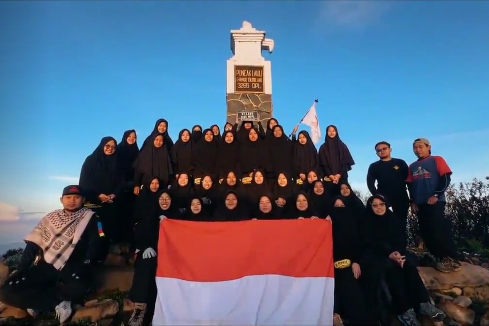 Santriwati Pondok Pesantren Al-Rasyid Kartasura di puncak Gunung Lawu. (Dokumentasi Pribadi)