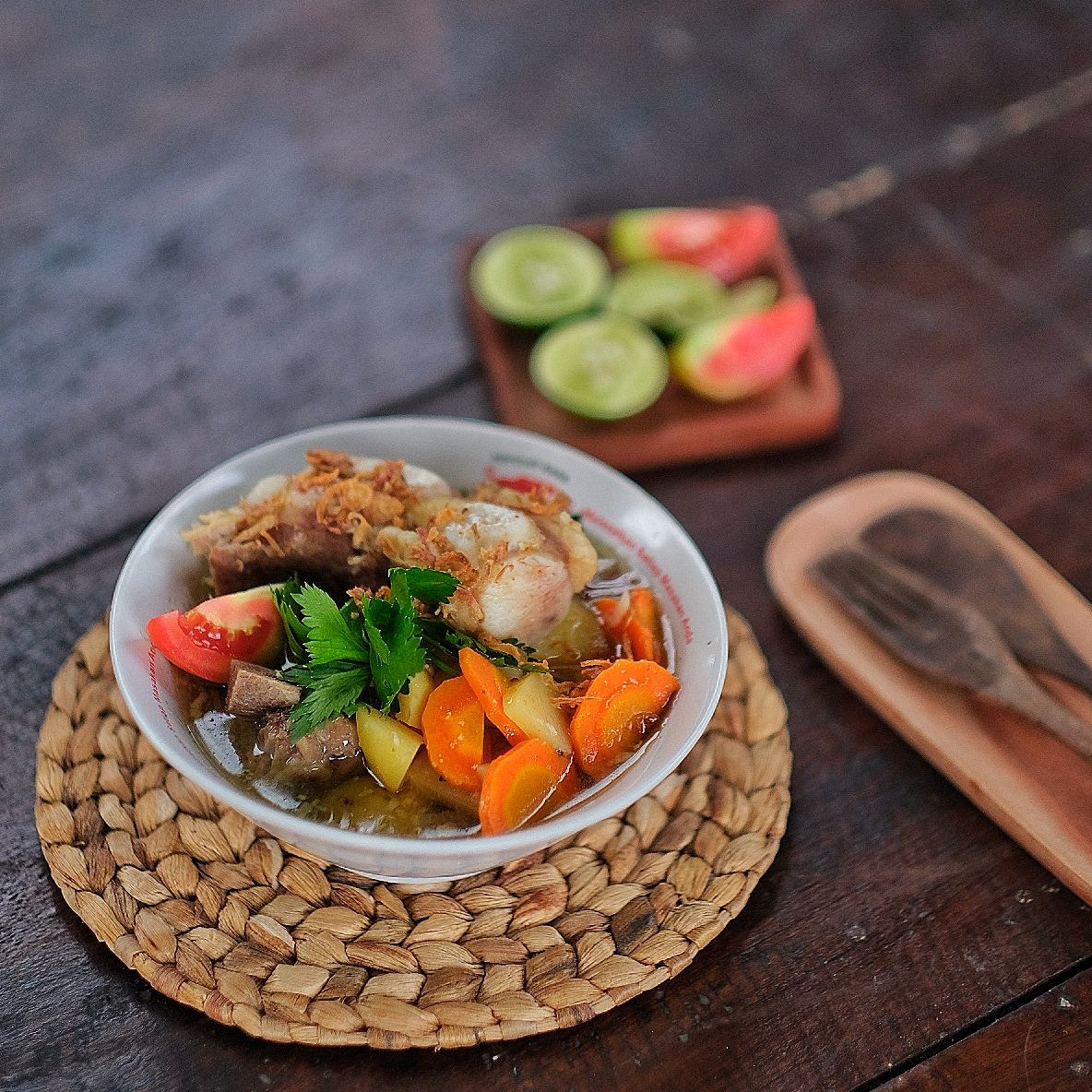 Sop iga sapi Jimboeng di Desa Bentakan, Kecamatan Baki, Sukoharjo layak dicoba.