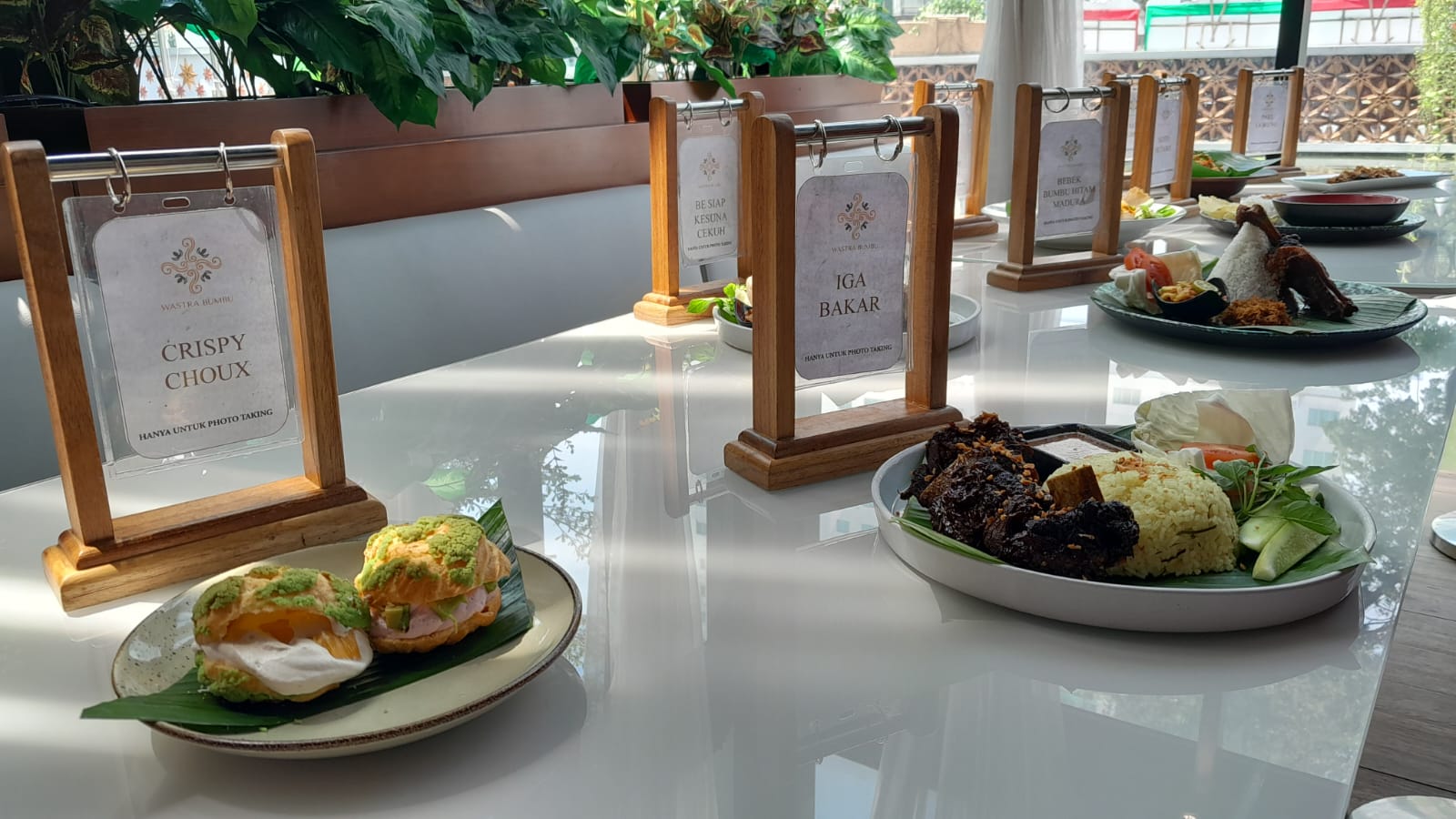 Aneka menu berbuka puasa di bulan suci Ramadhan 1445 Hijriah di Wastra Bumbu.