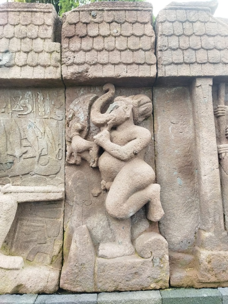 Simbol Dewa Ganeca yang mengangkat satu kaki pada relief pande di kompleks Candi Sukuh, Ngargoyoso, Karanganyar.
