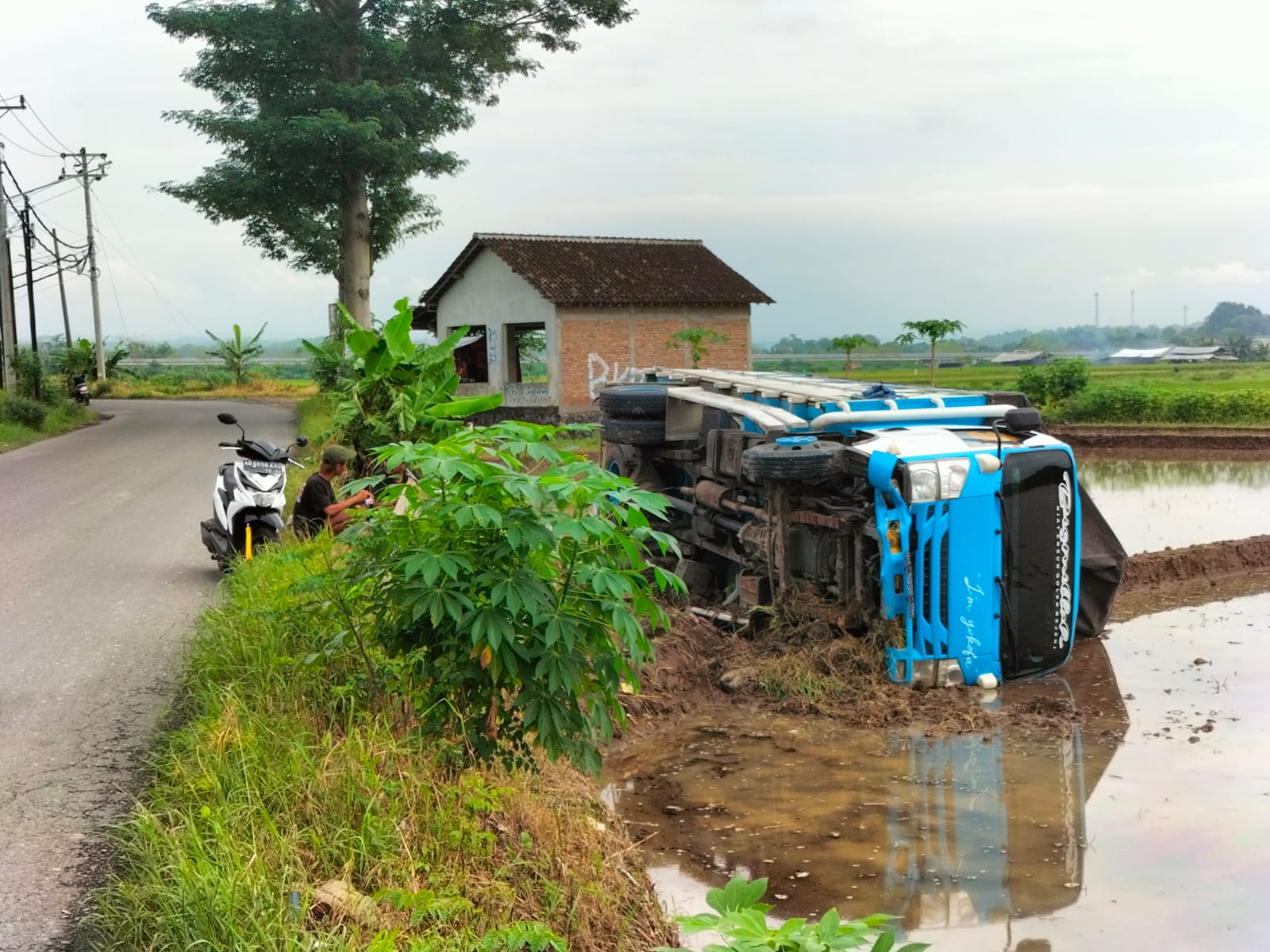 Truk pengangkut garam terguling di Jalan Bangak-Simo, Desa Bangak, Kecamatan Banyudono, Kabupaten Boyolali, Jumat (15/3/2024).