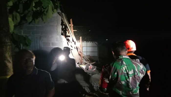 Petugas berada di lokasi rumah lansia yangcm roboh diterjang longsor di Kecamatan Tangen, Sragen, Jumat (15/3) malam.