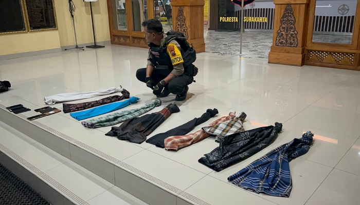 Barang bukti berupa sarung yang diikat di ujung diamankan tim Sparta Polresta Solo.