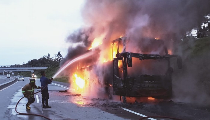 Petugas damkar berupaya memadamkan api yang membakar bus Rosalia Indah di jalan Tol Solo-Semarang KM 478+600 Jalur B, Boyolali pada Sabtu (16/3) sore.