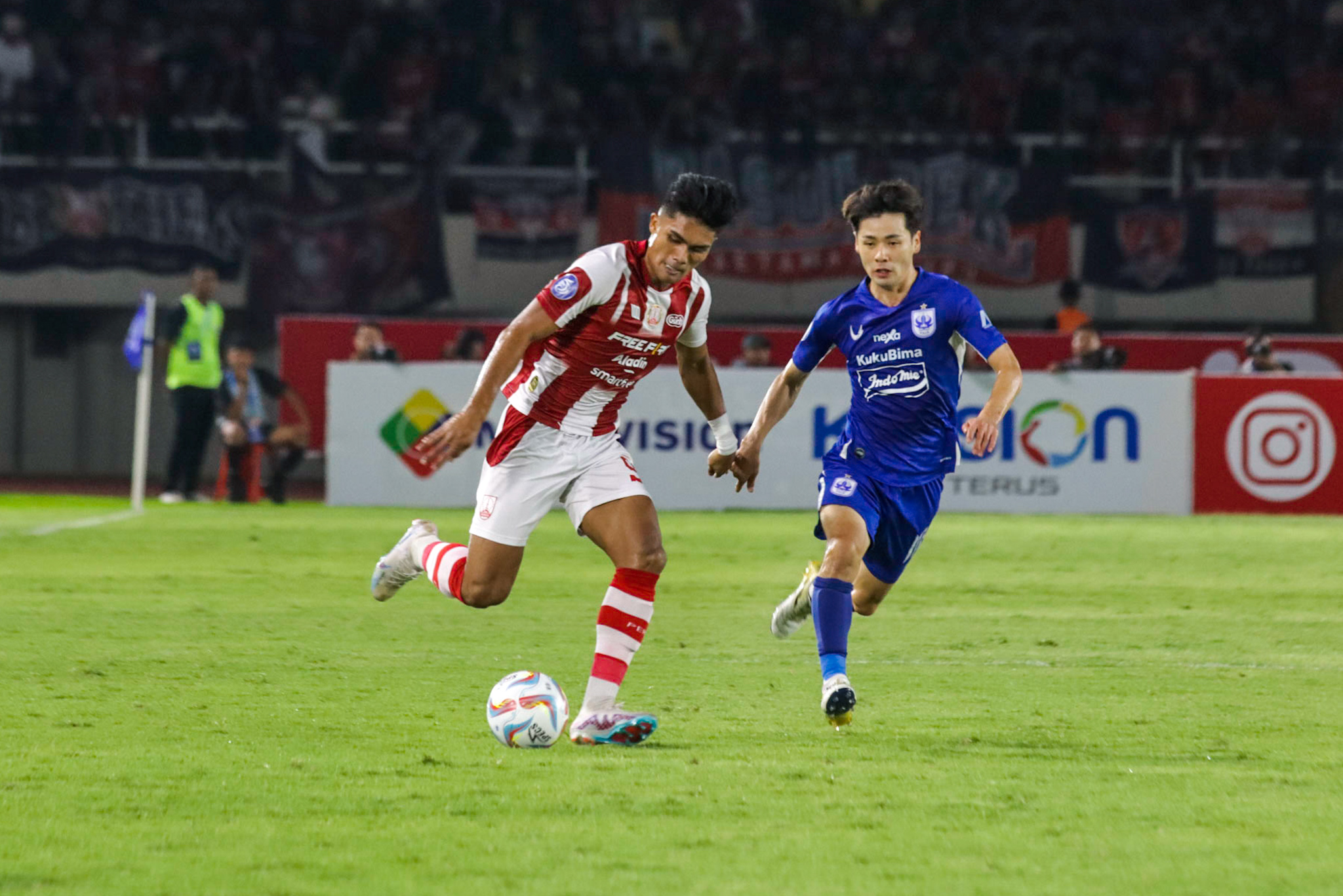 Ramadhan Sananta dari Persis Solo(kiri) dikawal ketat Taisei Marukawa dari PSIS Semarang di Stadion Manahan di Liga 1 2023/2024.