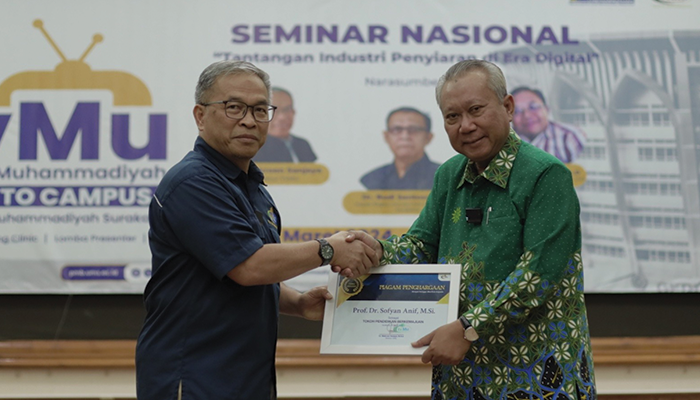 Rektor UMS Dapatkan Penghargaan Tokoh Pendidikan Berkemajuan dan Inspiratif.