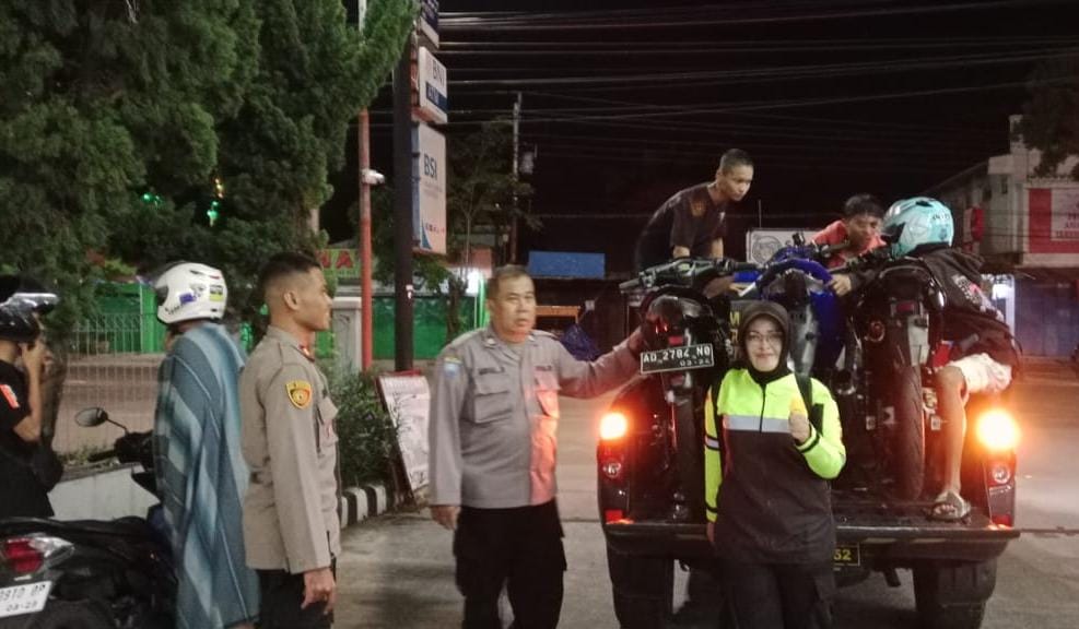 Polsek Karanganyar Kota mengamankan sepeda motor berknalpot brong yang diduga hendak balap liar dengan dalih sahur on the road, Minggu (17/3/2024) dini hari.