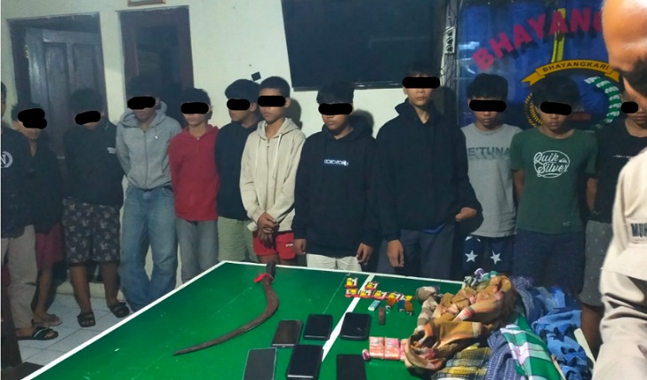 Belasan remaja siswa SMP dan MTs di Kabupaten Boyolali yang hendak perang sarung diperiksa di Mapolsek Musuk. Nampak barang bukti celurit, petasan, dan HP.