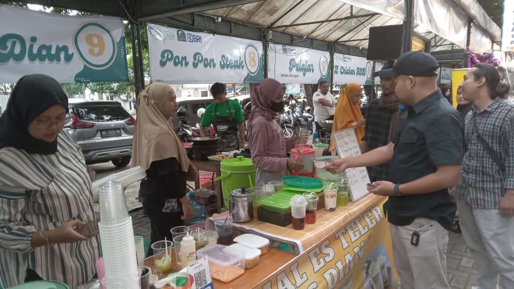 Caleg DPRD Sukoharjo Machmud Lutfi Huzain memborong kuliner di stan UMKM Gedung Pusat Promosi Potensi Daerah, Sukoharjo, Minggu (17/3/2024).