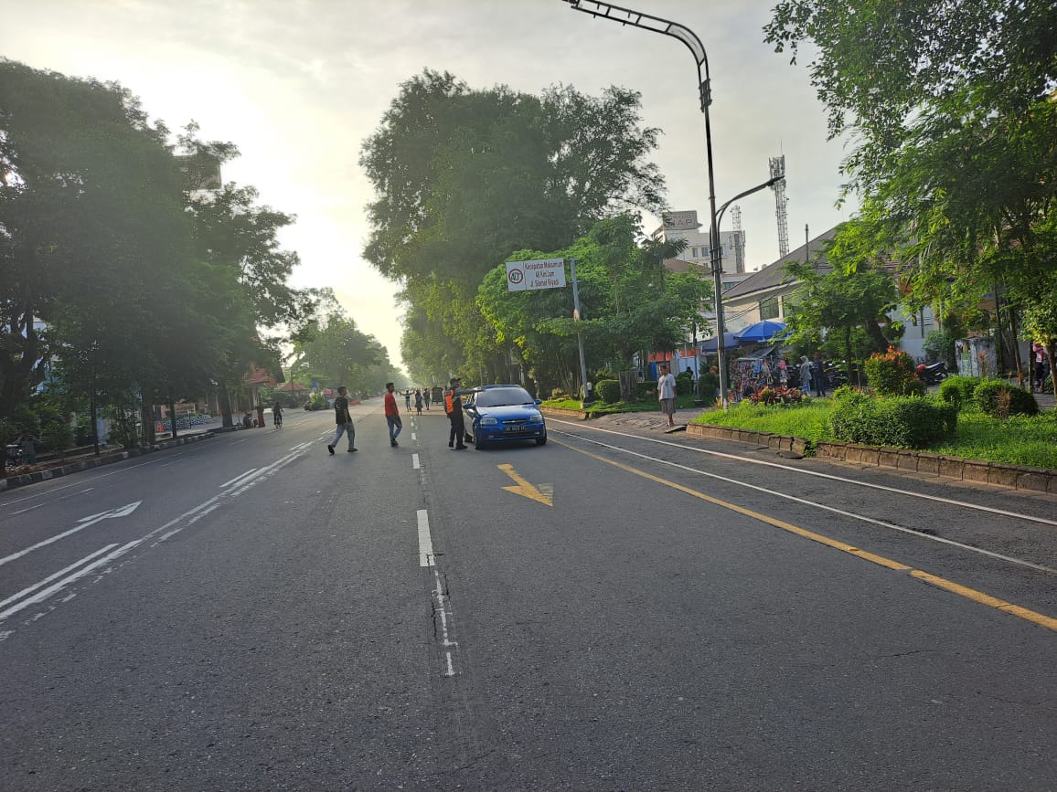 Pengemudi melintas di area CFD kawasan Purwosari, Kota Solo Minggu (17/3/2024).