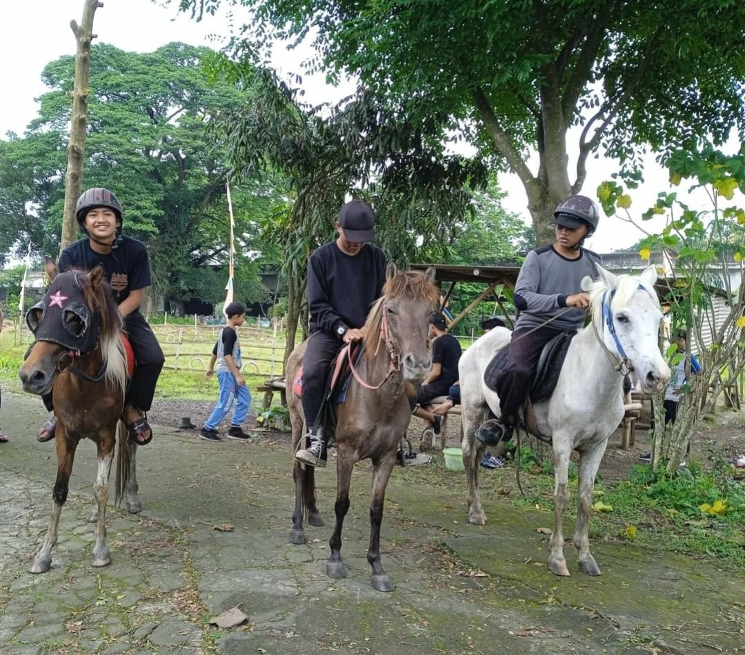 Santri putra Pondok Pesantren Ar Rabbani di Desa Sepat, Masaran, Sragen belajar menunggang kuda. (Dokumentasi Pribadi)