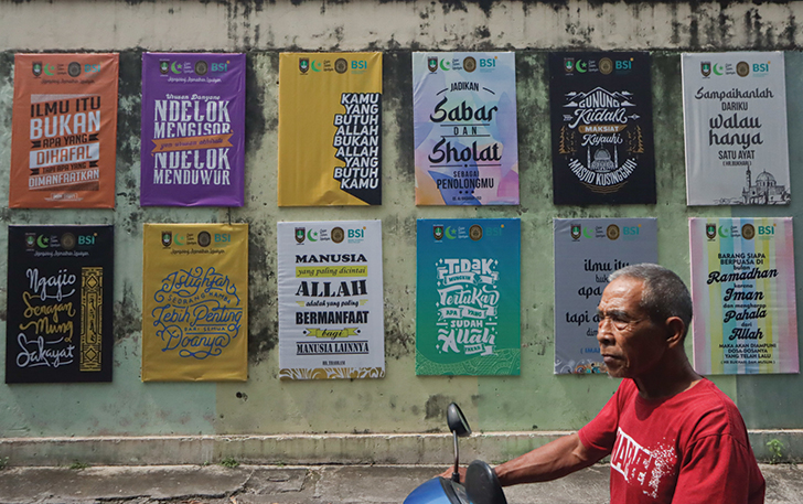 MENYEJUKKAN: Poster berisi kata mutiara terpampang di salah satu sudut Kampung Batik Laweyan, kemarin (16/3). Poster tesebut dipasang sejak memasuki Ramadan.