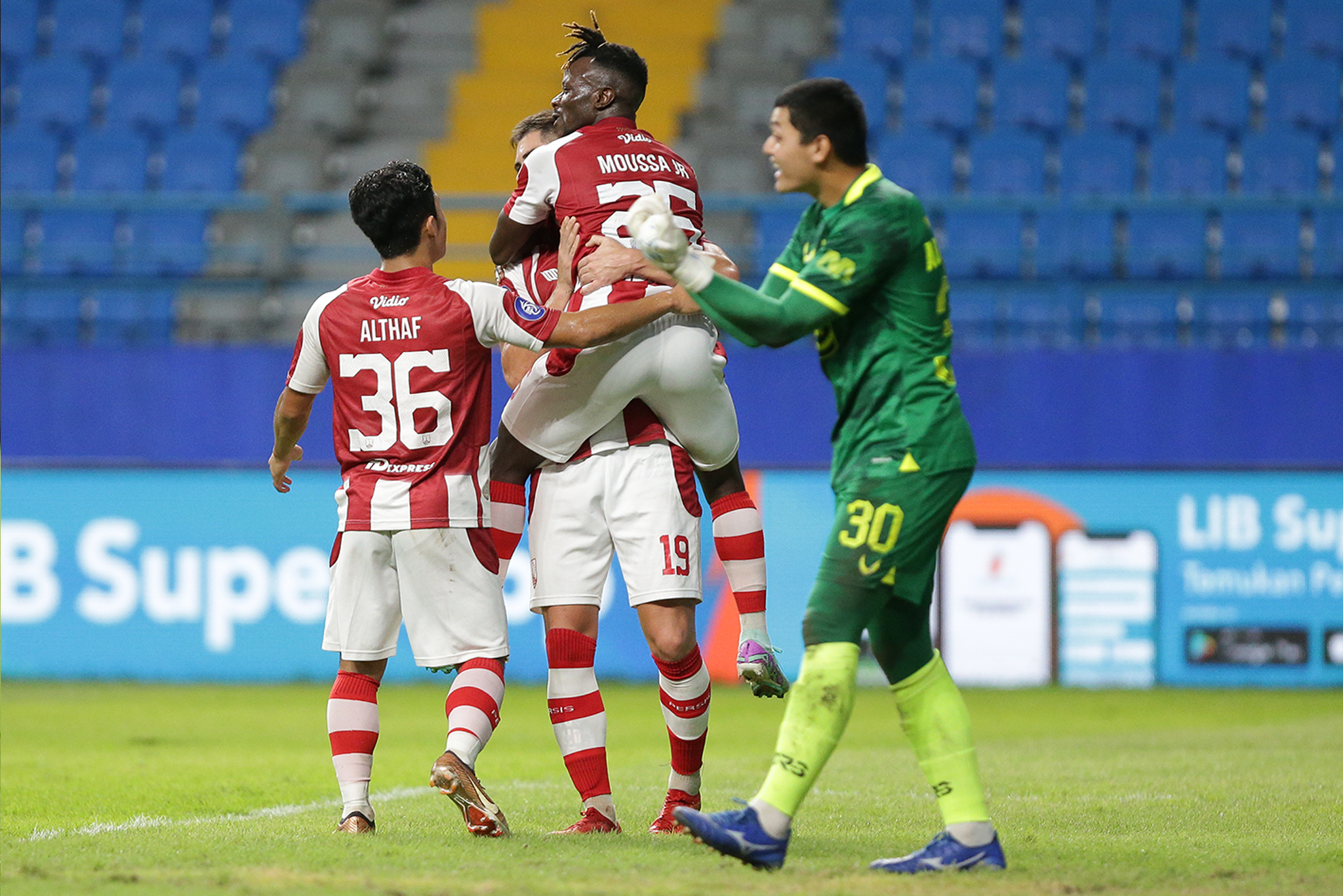 Gelandang Persis Solo Moussa Sidibe sukses menjebol gawang PSIS Semarang di Stadion Batakan.