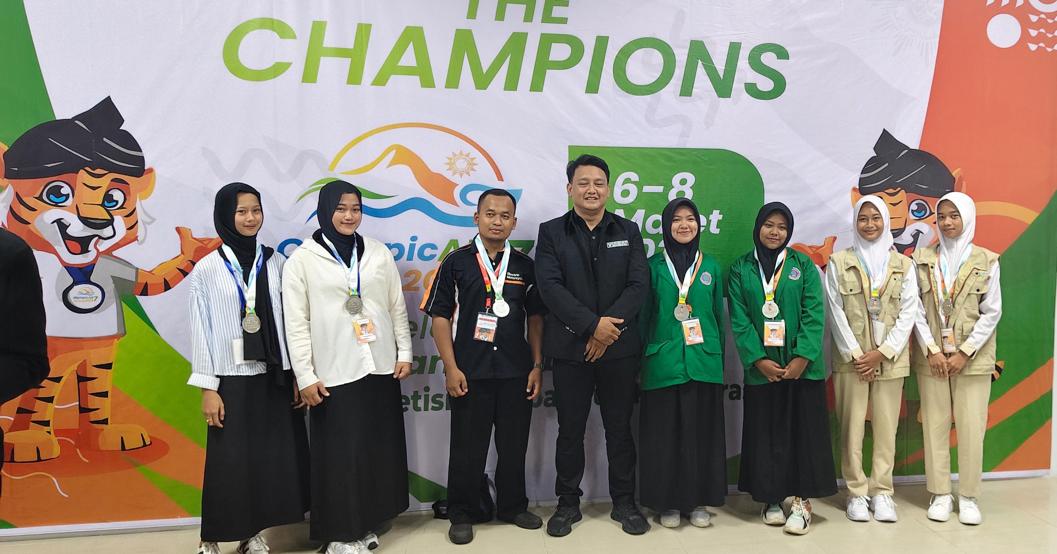 Siswa SMK Muhammadiyah Delanggu (kanan) meraih medali perak pada ajang OlympicAD Nasional VII di Bandung, Jawa Barat.&nbsp;