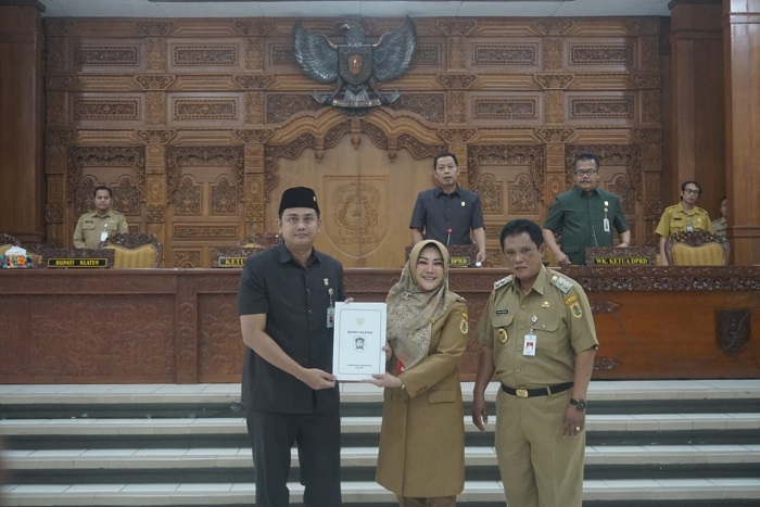 Bupati Klaten Sri Mulyani sampaikan LKPj 2023 kepada Ketua DPRD Klaten Hamenang Wajar Ismoyo di Gedung Paripurna DPRD Klaten, Senin (18/3/2024).