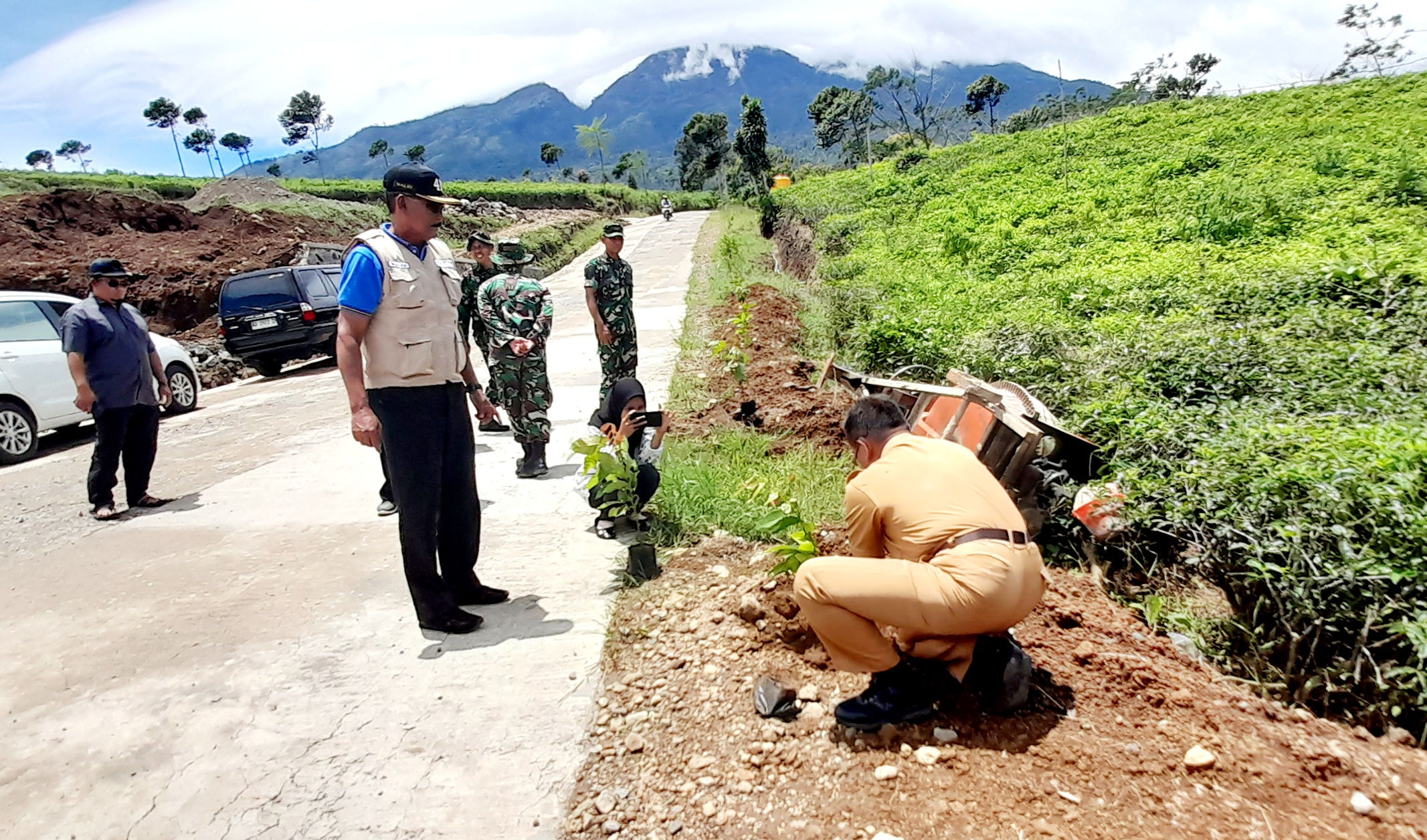 Penanaman pohon di kawasan kebun teh Kemuning, beberapa waktu lalu. (Rudi Hartono/Radar Solo)