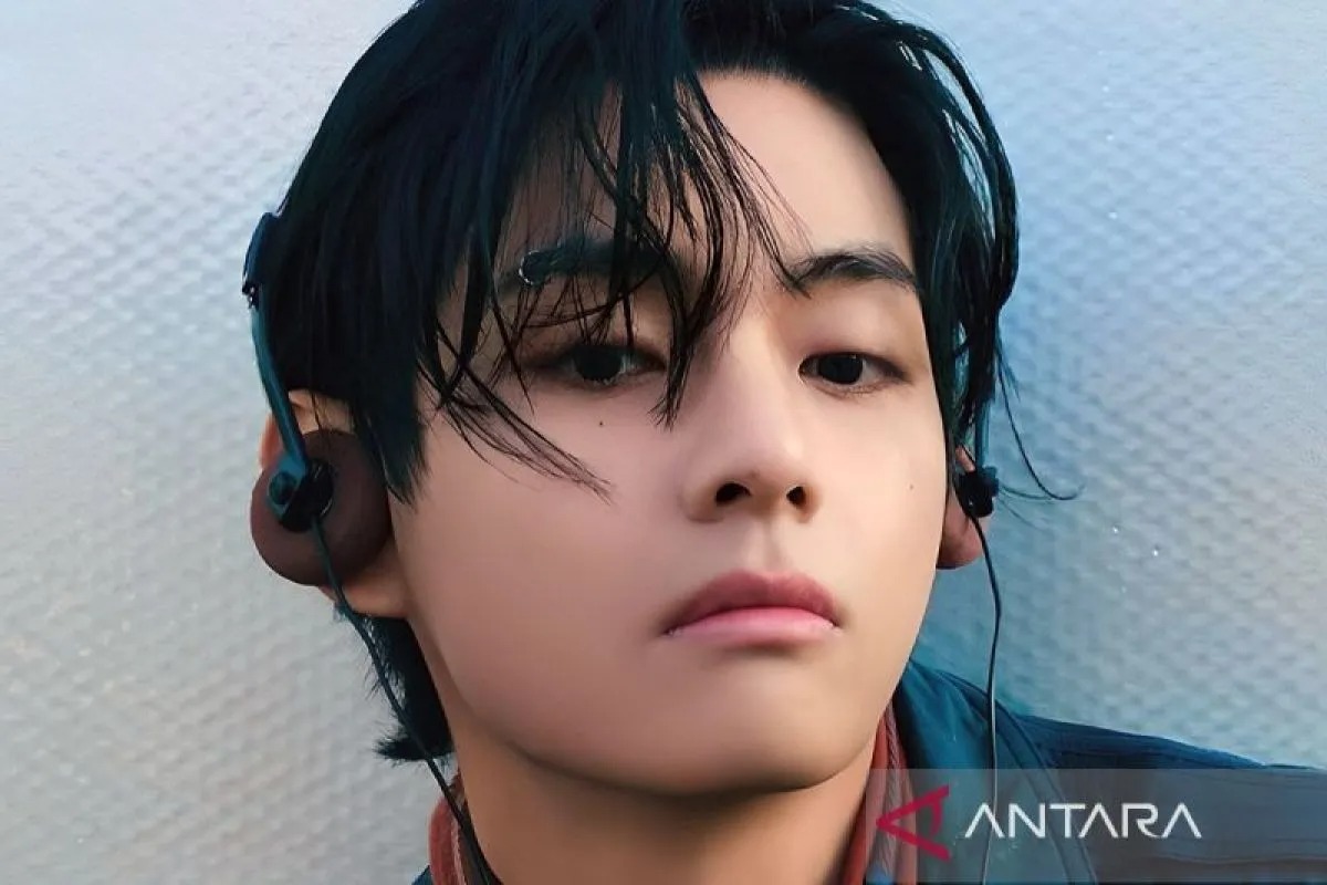 Penyanyi Solo yang juga anggota grup BTS, V.