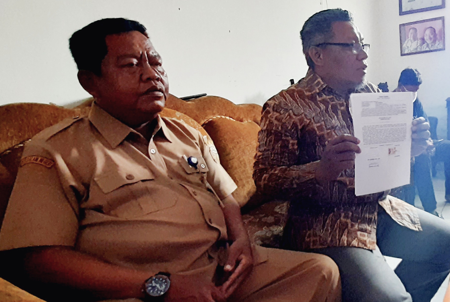 Tri Wiyono (kiri) saat masih menjabat sebagai Kepala Desa Gedongan, Kecamatan Colomadu. (Rudi Hartono/Radar Solo)