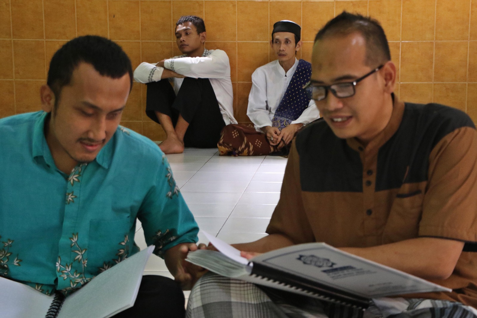 Para tunanetra sedang membaca Alquran braile