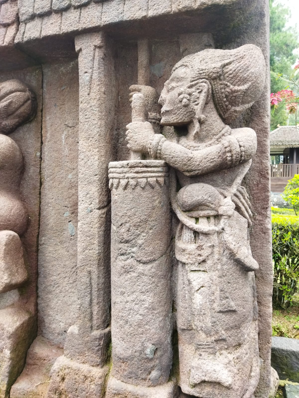 Sosok Arjuna dalam relief pande di Candi Sukuh Karanganyar yang sedang memegang ububan&rdquo; alat yang dipakai  untuk menghembuskan angin ke prapen agar api tetap menyala.