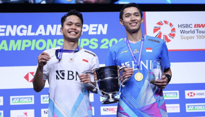 Anthony Sinisuka Ginting dan Jonatan Christie (kanan) usai bertanding dalam final All England Open 2024 di Utilita Arena Birmingham, Inggris, Minggu (17/3/2024).