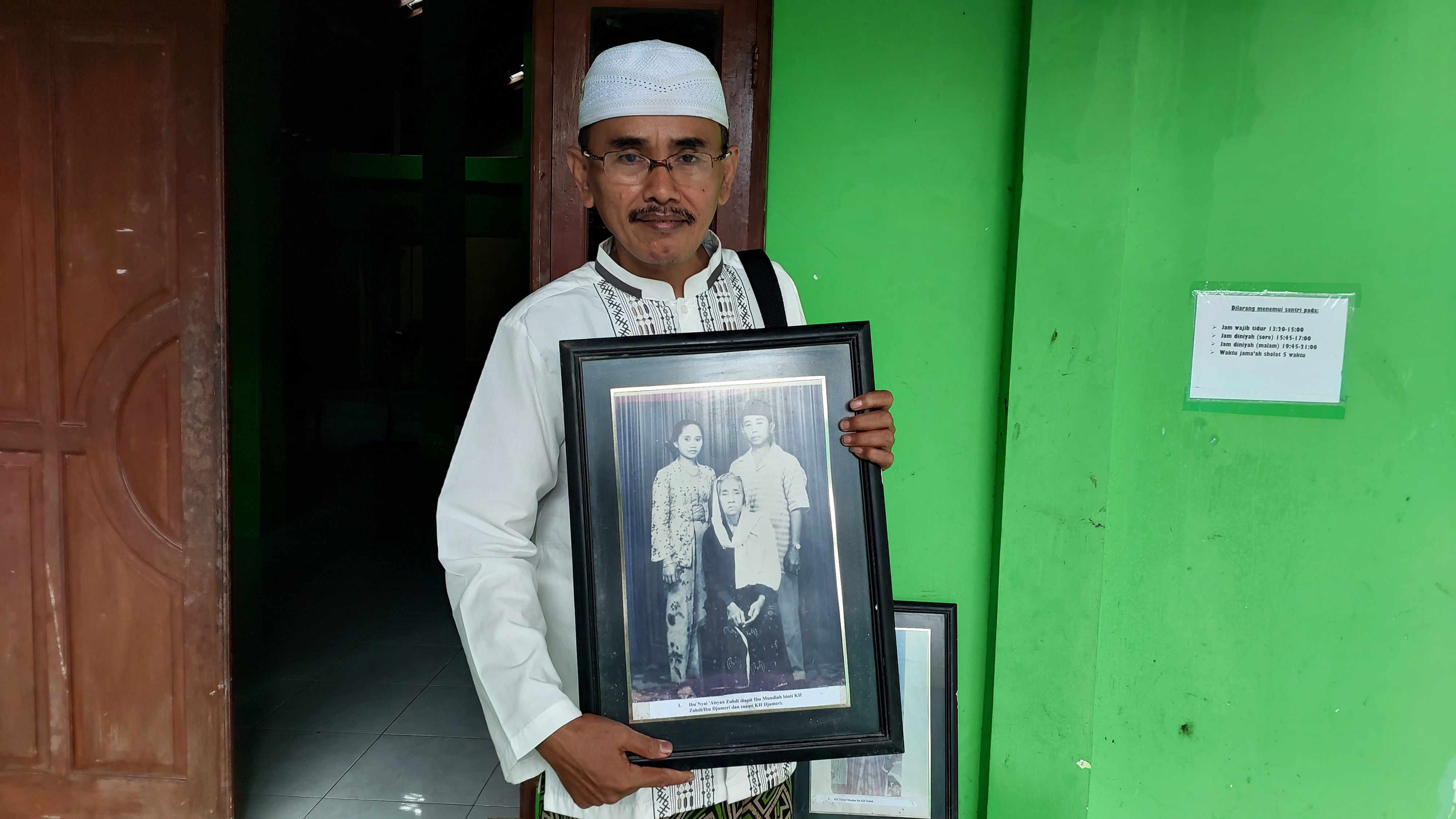 Wakil Ketua Yayasan Zumrotut Tholibin Anshar Budiyono membawa foto Nyai Siti
