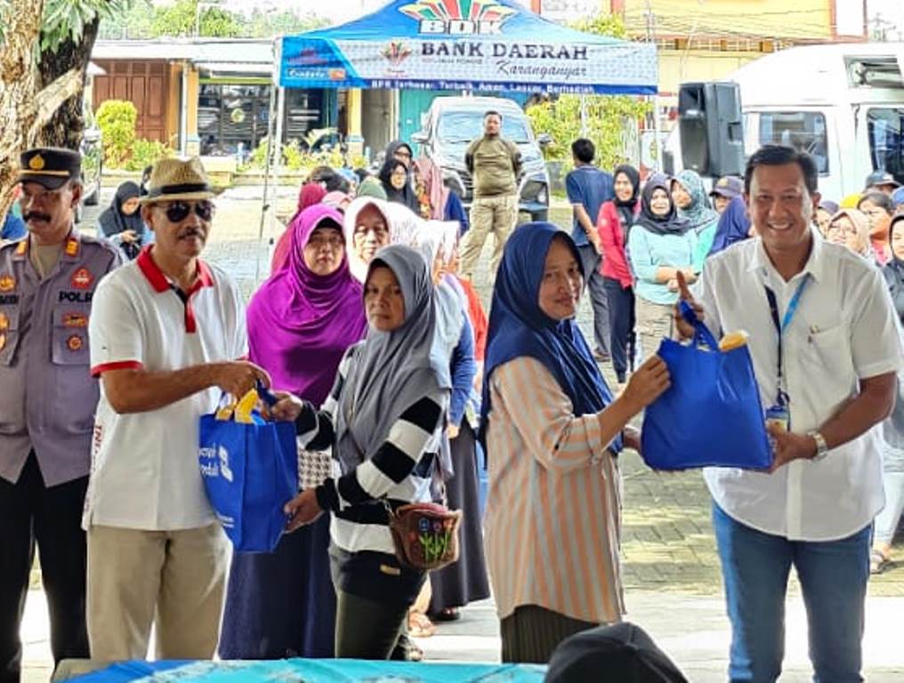 Direktur Bank Daerah Karanganyar Haryono (paling kanan) serahkan sembako murah di Jatipuro. (Rudi Hartono/Radar Solo)