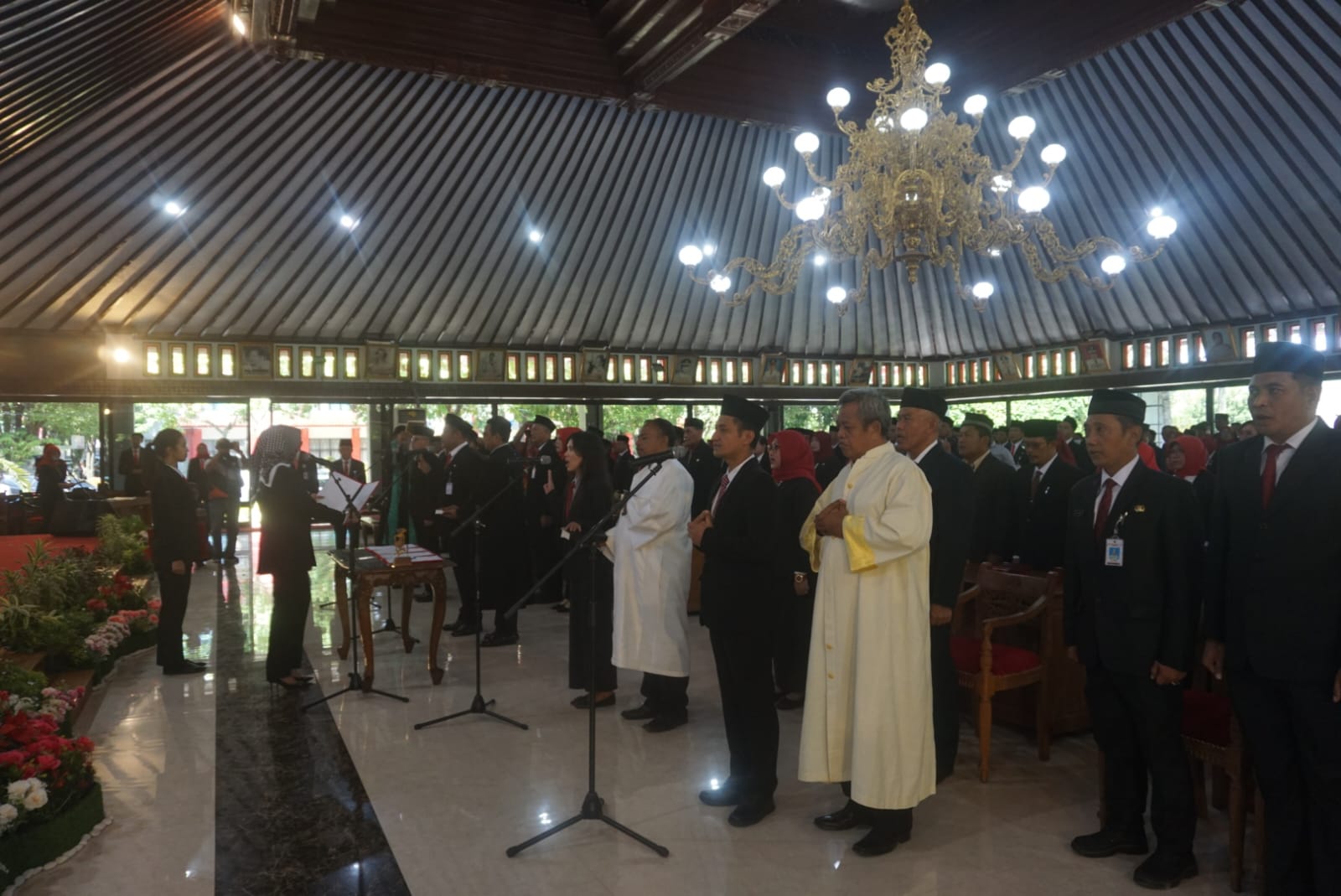 Bupati Klaten Sri Mulyani saat melantik sejumlah pejabat di Pendapa Pemkab Klaten, Selasa (19/3).&nbsp;